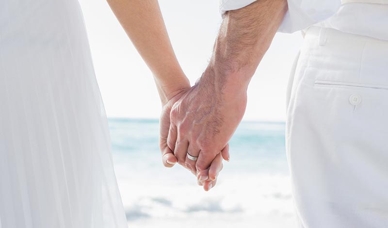 手をつなぐカップル