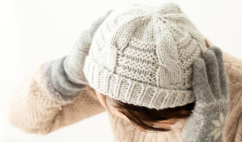 ニット帽をかぶる冬服の人