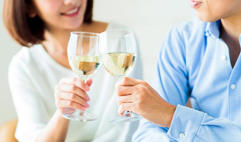 ワイングラスで乾杯をする男女