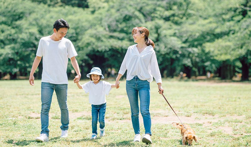 犬と散歩をする家族