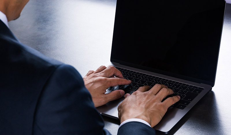 パソコンを操作する女性