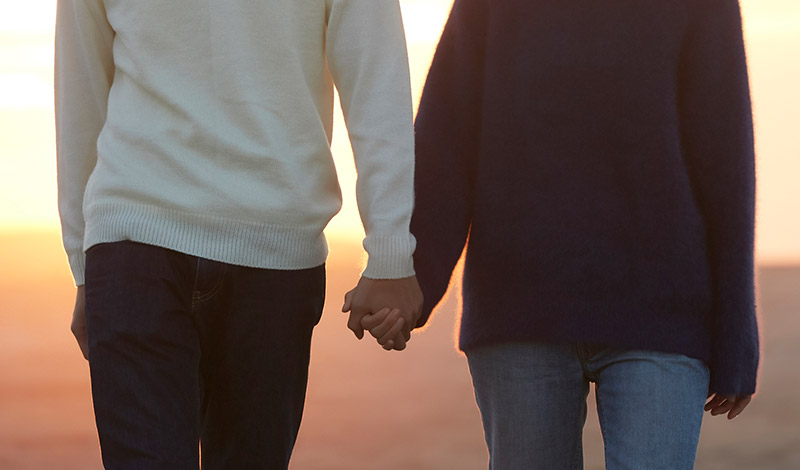 手をつなぐ男女