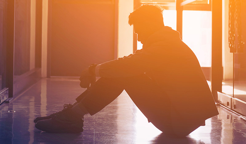 落ち込む男性