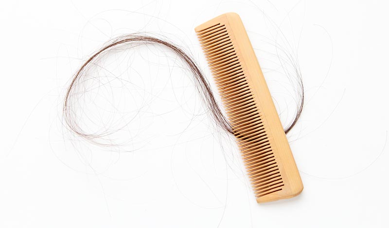 抜け毛が多い女性必見 年代別の原因と今すぐできる対策方法 髪コト 頭髪を通じてライフスタイルを豊かにするための情報を発信