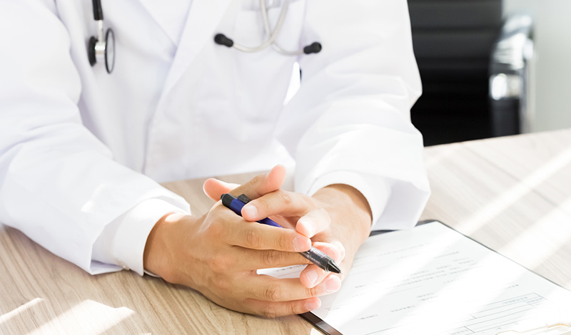 医師の診察風景