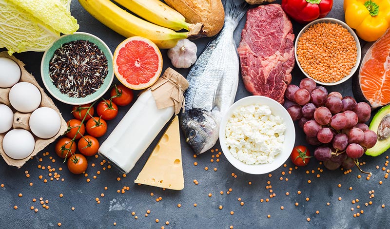 果物、白米、乳製品、魚などの食材
