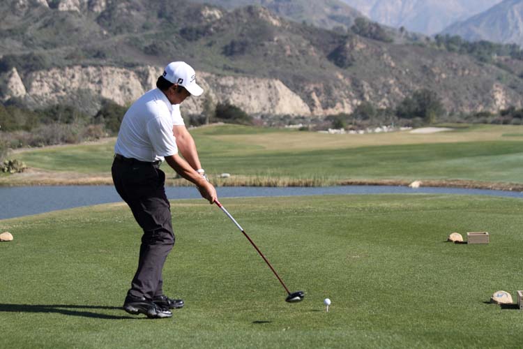 ゴルフをする男性