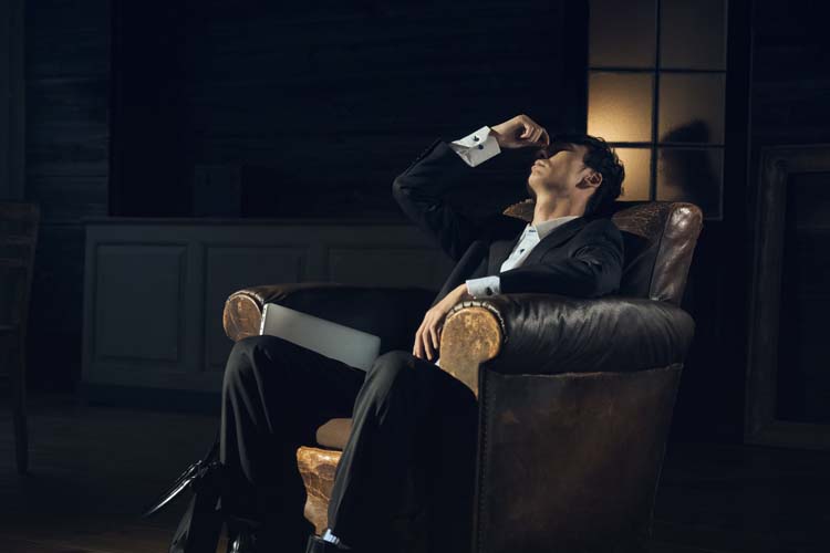 悩み落ちこむ男性