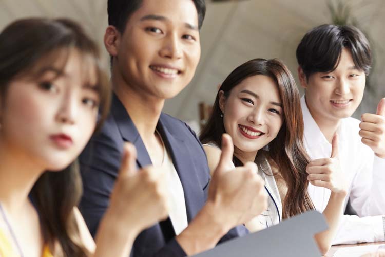 仲の良い男女がこっちを向いてOKしている様子