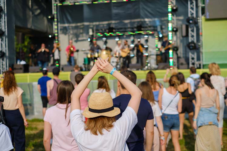 フェスで踊る女性