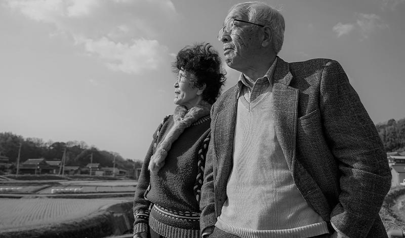 空を眺める老夫婦