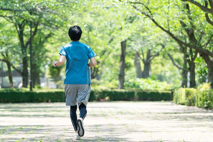 ランニングする男性