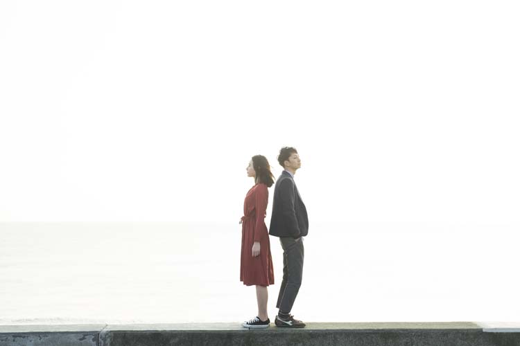 背中合わせの男女