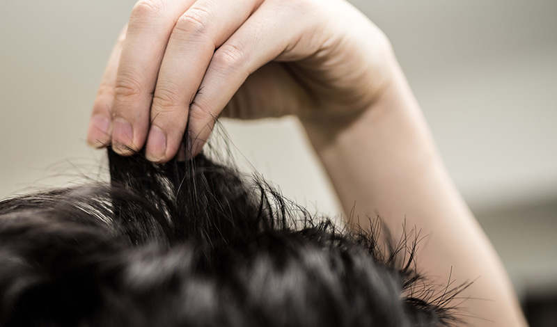 髪を気にする男性