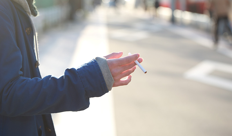 煙草を吸う男性