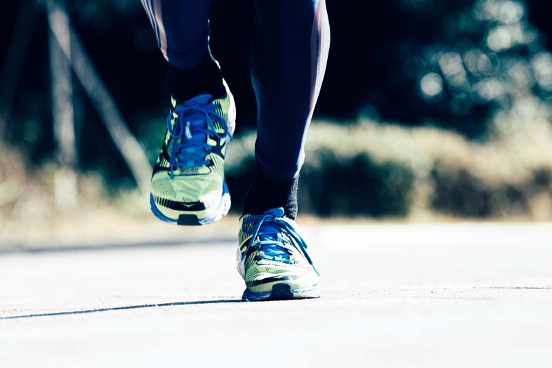 ランニングしてる男性の足元