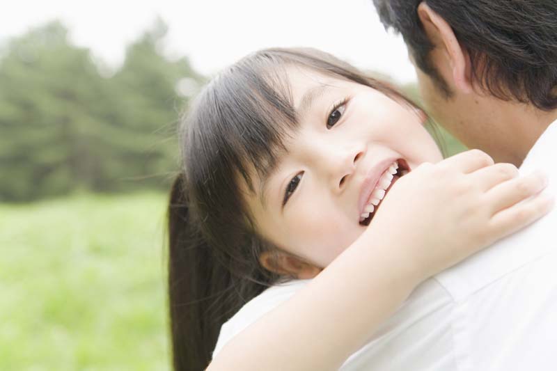 抱っこされた娘