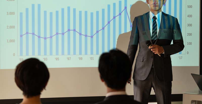 プレゼンする男性