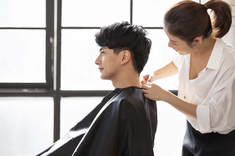 美容室で美容師と話す男性