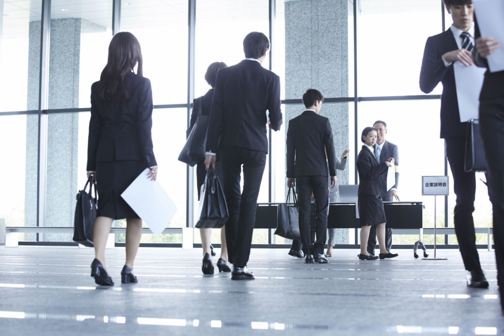 採用面接に向かっている姿