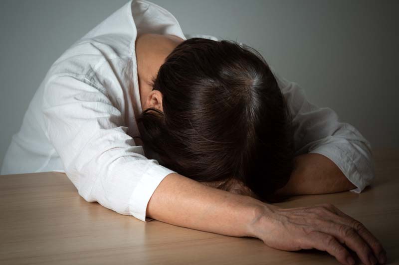 頭頂部を見せる男性