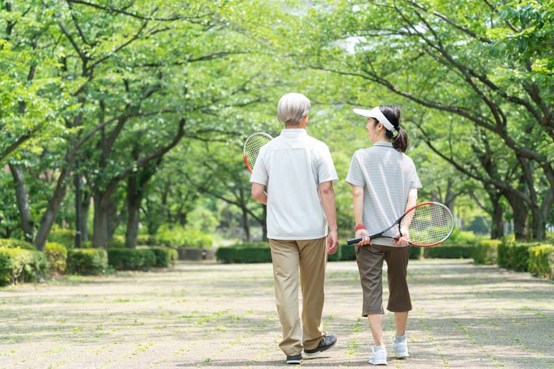 テニスをする老夫婦