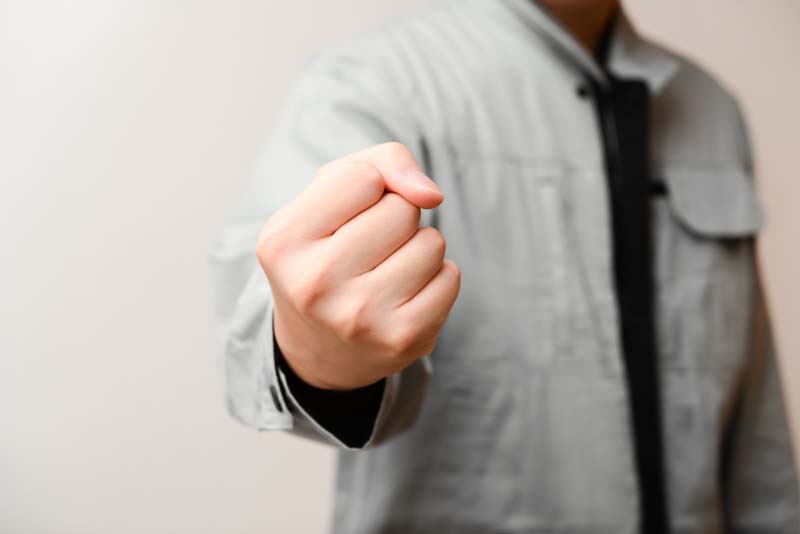 拳を向ける男性