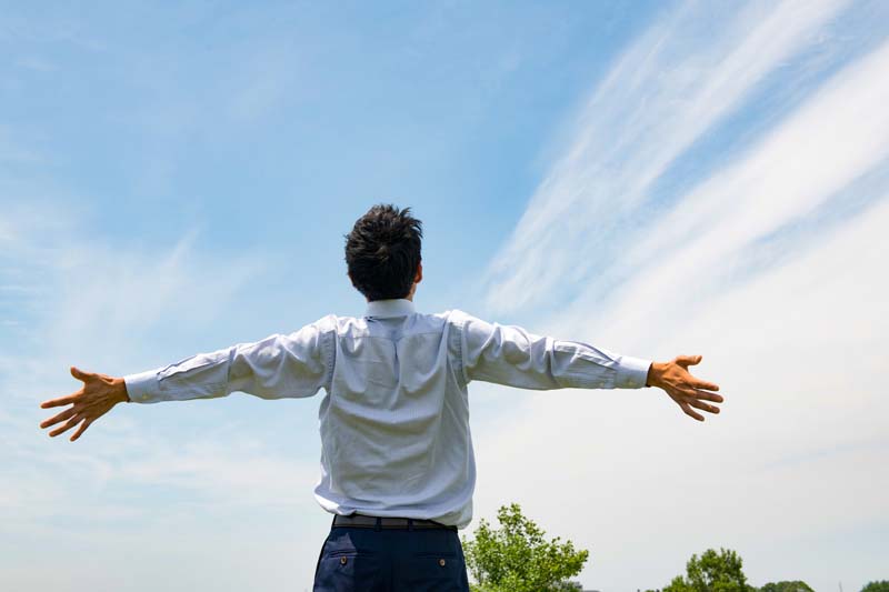 青空を仰ぐ男性