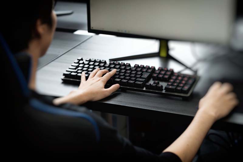 PCを操作する人