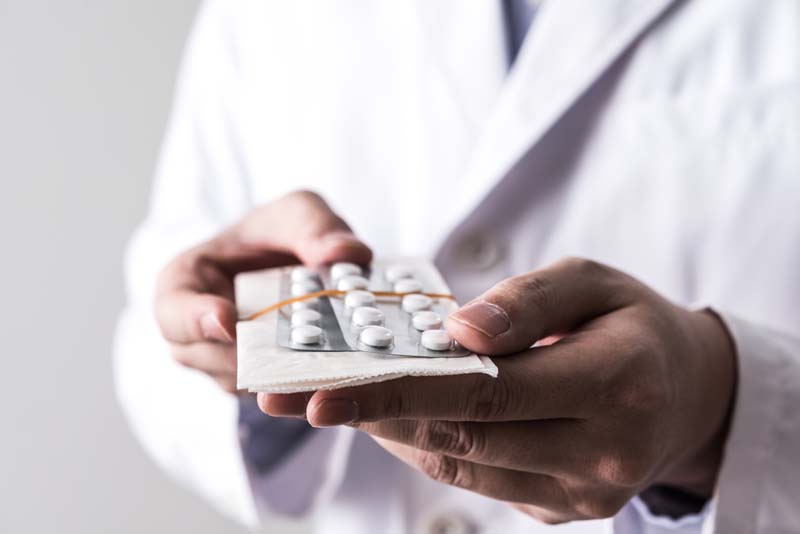 薬を処方する医師