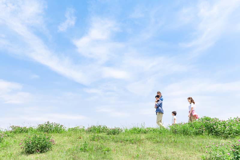 家族で公園を散歩