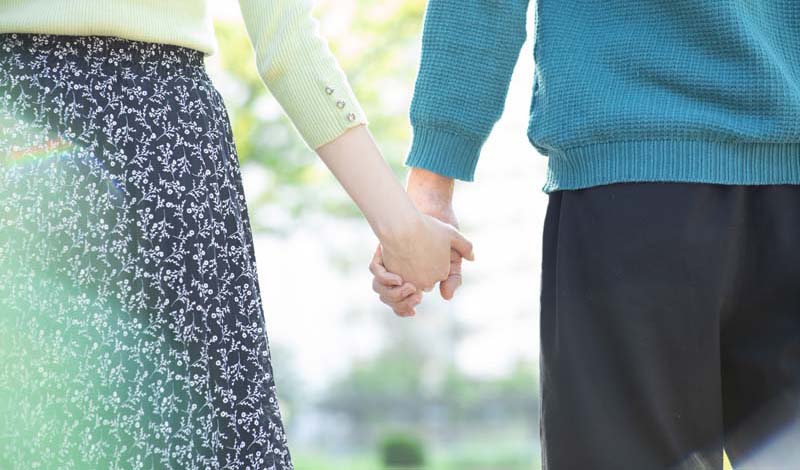 手を繋ぐ男女