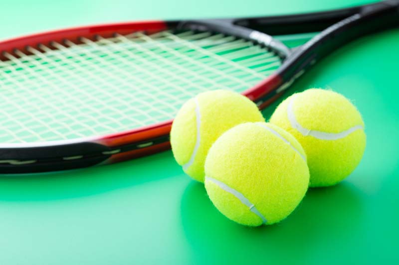 テニスラケットとボール