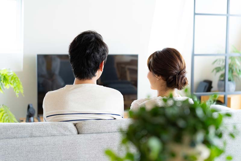 ソファーで話す夫婦