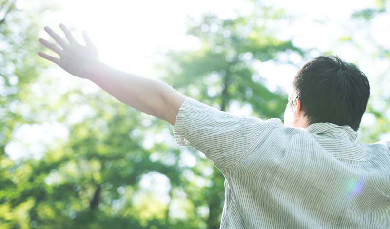 森のなかの男性