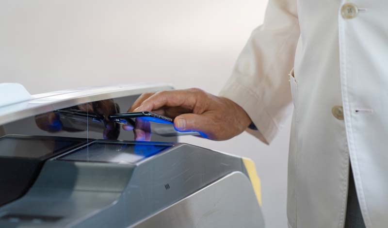 改札で携帯をかざす