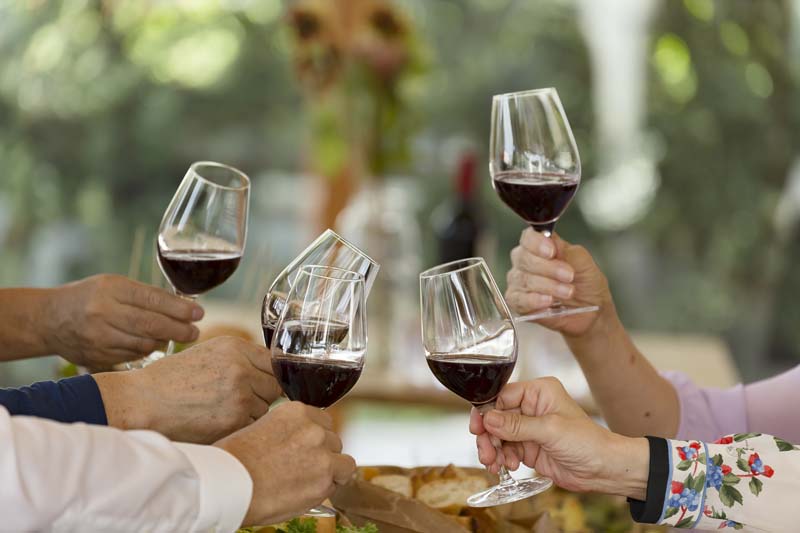 ワインで乾杯する様子