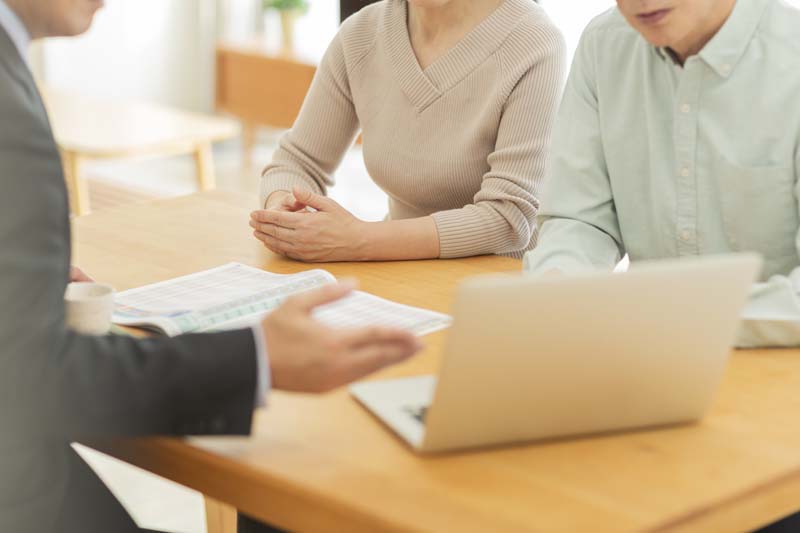 提案を聞く夫婦