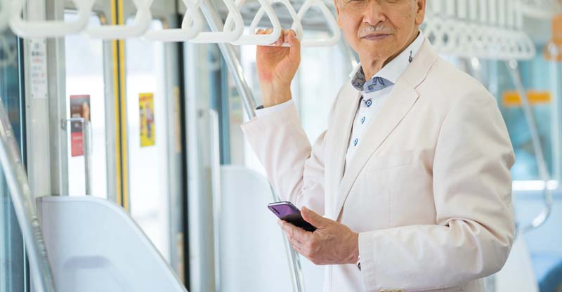 電車に乗る男性