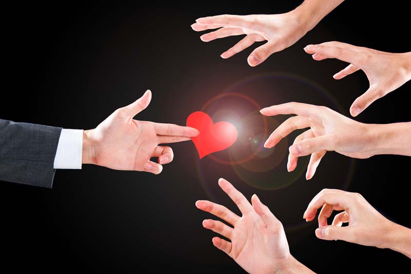 ハートを手にする男性