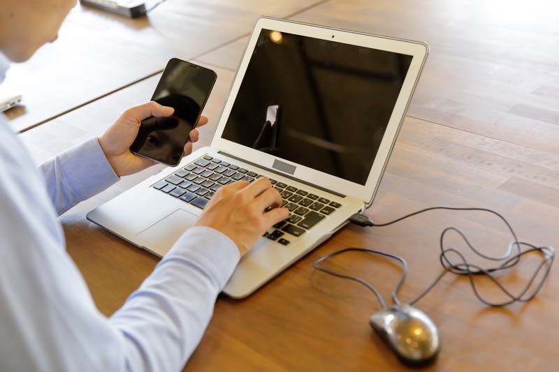 パソコンを操作する男性