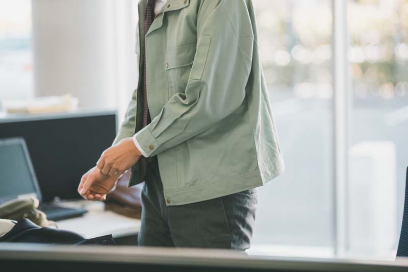 作業着を着ている男性