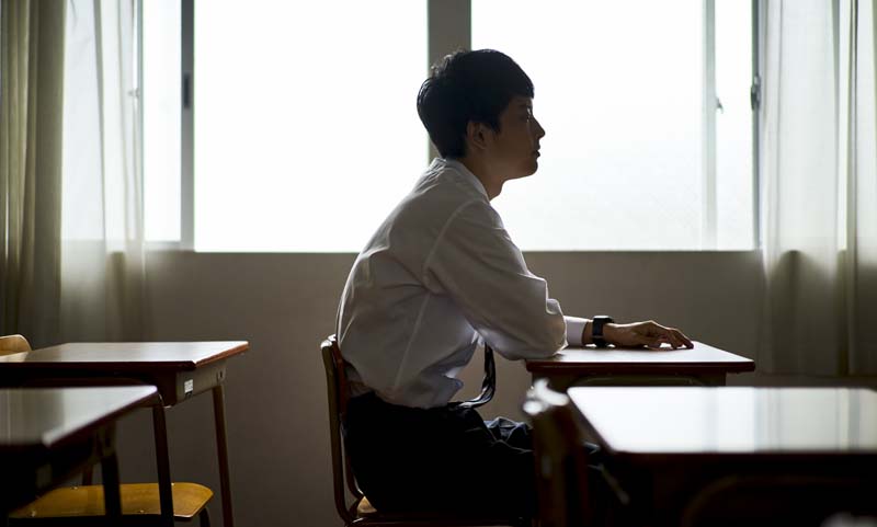 教室で呆ける男子生徒