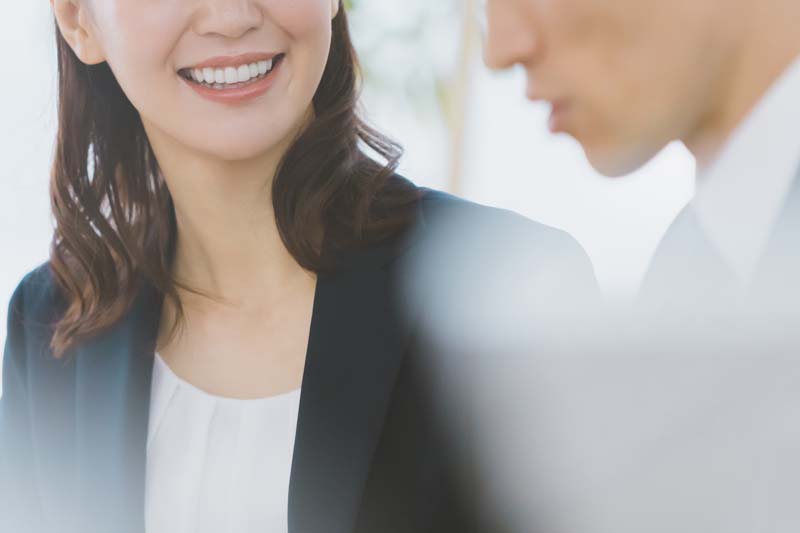 男女で会話する様子