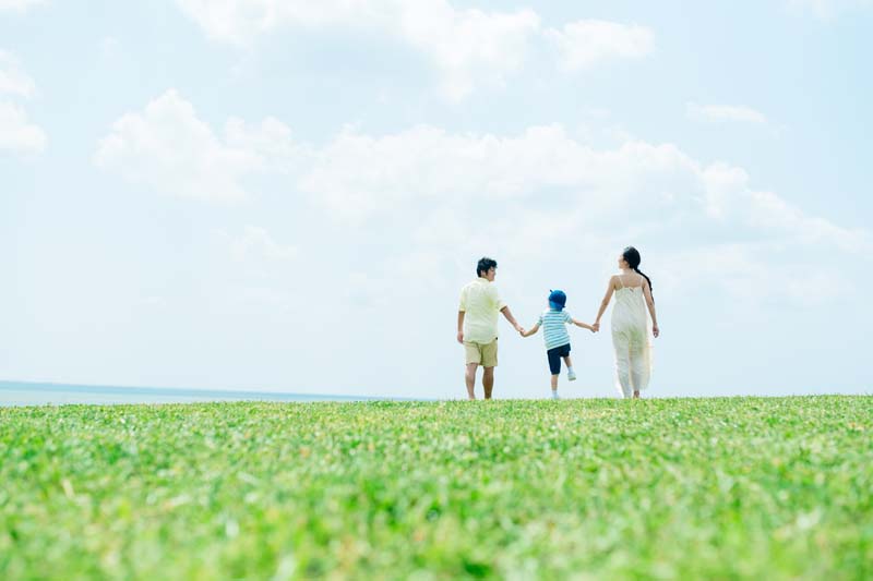 親子3人で手を繋ぐ