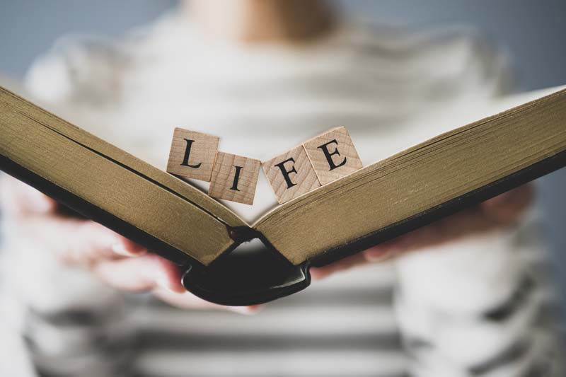 LIFEを持つ人の手