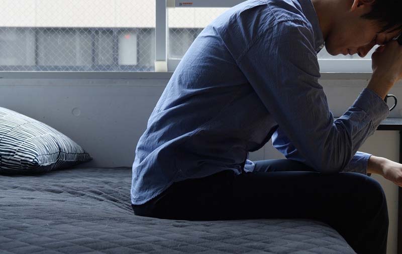 悩む男性