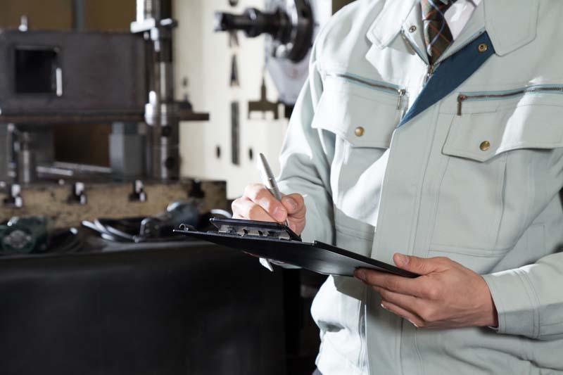 工場でチェックする人