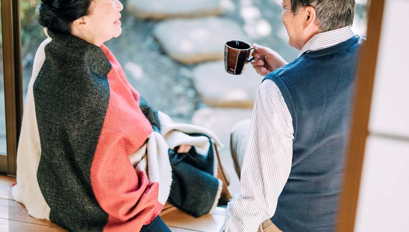 談笑する老夫婦