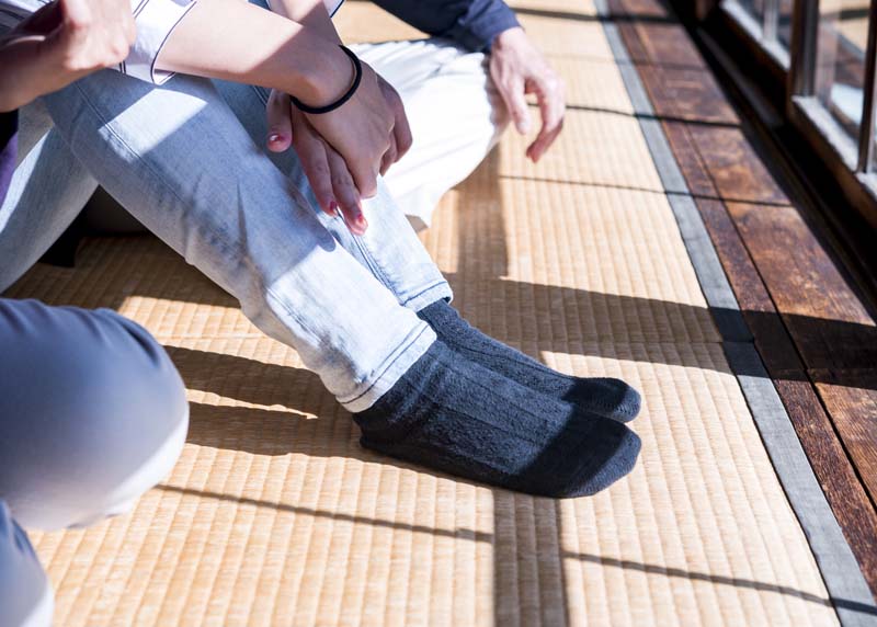 縁側に座っている人